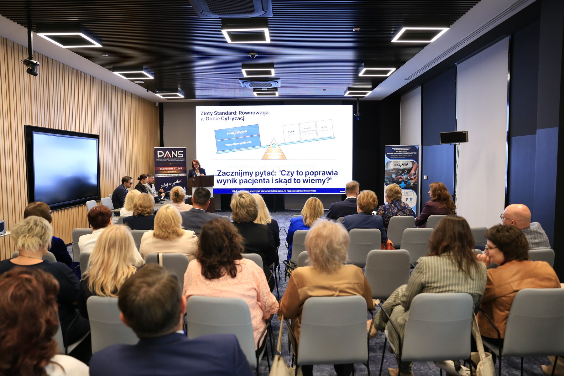 zdjęcia osób na krzesłach w sali konferencyjnej